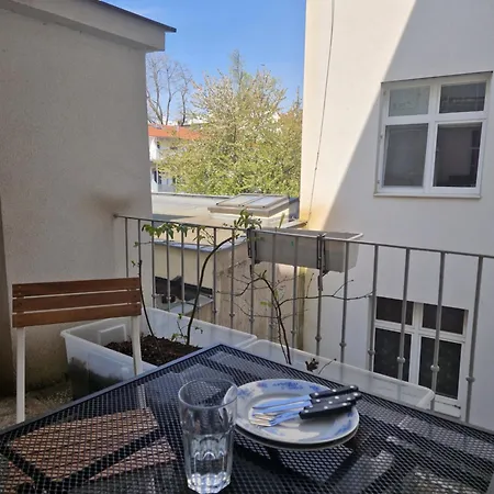 Δωμάτια σε οικογενειακή κατοικία Private Oaken With Park View In Shared Flat