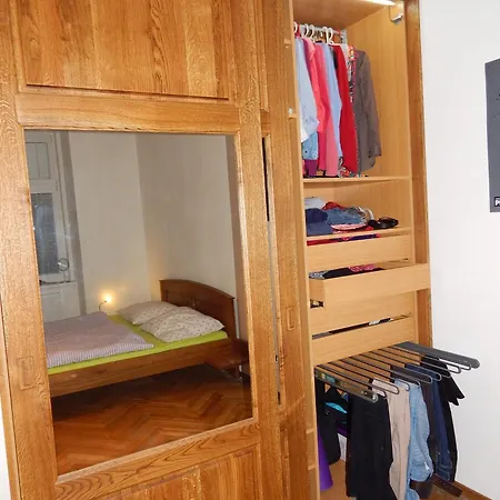 Private Oaken With Park View In Shared Flat Homestay szállás *