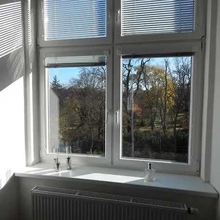 Private Oaken With Park View In Shared Flat