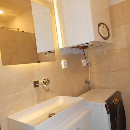 Private Oaken With Park View In Shared Flat Brünn (Brno)